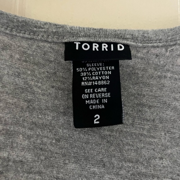 ⭐️NWOT - Torrid - Size 2 - Grey & Neon Pink 3/4 Sleeve Rugby Shirt with snaps - Picture 3 of 4